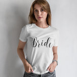 Stilvolle Script Bride T-Shirt<br><div class="desc">Modernes und elegantes Brautparty.</div>
