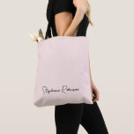 Stilvolle Script Monogram Name Personalisiert blus<br><div class="desc">Girly Feminine Minimalistisch Einfache Clean Blush Pink Monogram Name Signature Script Custom Personalisiert Tote Bag. Dieses Design mit individuelle Name in einem kursiven hübschen handgeschriebenen Stil Schriftart Signatur Typografie (oder Kalligrafie) auf pastellrosa staubigen rosa oder hellrot rosa Hintergrund. Große Frauengeschenke zum Geburtstag, Hochzeit, Weihnachten, Brautparty, 16 Geburtstagsparty, Junggeselinnen-Abschied, Trauzeugin oder...</div>