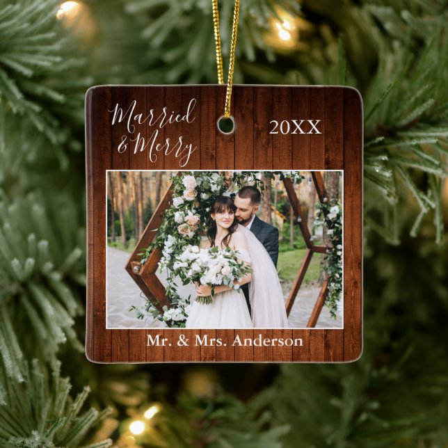 Stilvolle Script Verheiratet und Merry Wood Weddin Keramikornament (Baum)