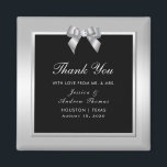 Stilvolle Silver Gem Bow & Black Wedding Magnet<br><div class="desc">Elegante funkelnd Hochzeit Dankeschön Magnet Gefallen mit einem klassischen romantischen silbernen Edelbug, auf einem schönen silbernen und schwarzen Hintergrund. Der gesamte Text ist vollständig an Ihre Bedürfnisse angepasst. Wenn Sie Hilfe benötigen, um Ihr Produkt anzupassen oder passende Produkte wünschen, kontaktieren Sie mich bitte über meinen Shop und ich werde Ihnen...</div>