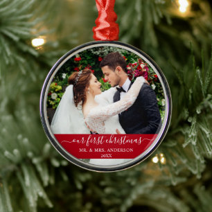 Stilvolle Skripte Unser erstes Weihnachtsrot Ornament Aus Metall