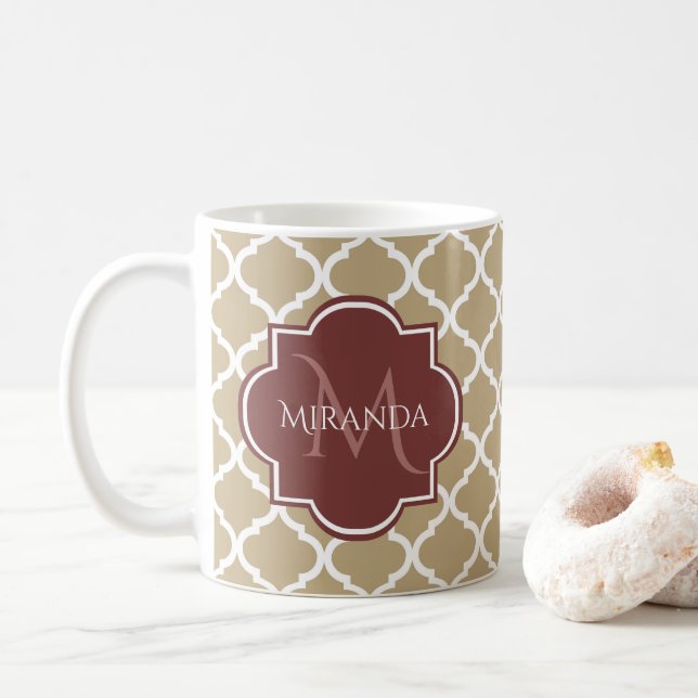 Stilvolle Tan Quatrefolie Burgundy Monogram und Na Kaffeetasse (Mit Donut)