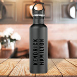 Stilvolle Trendy Black Out Moderne Minimalistische Edelstahlflasche<br><div class="desc">Ein auffallendes Schwarz-Out-Design mit einer modernen Schwarzblock-Typografie auf schwarzem,  karkohlegrauem Hintergrund. Der Text kann einfach für ein einzigartiges Design angepasst werden!</div>