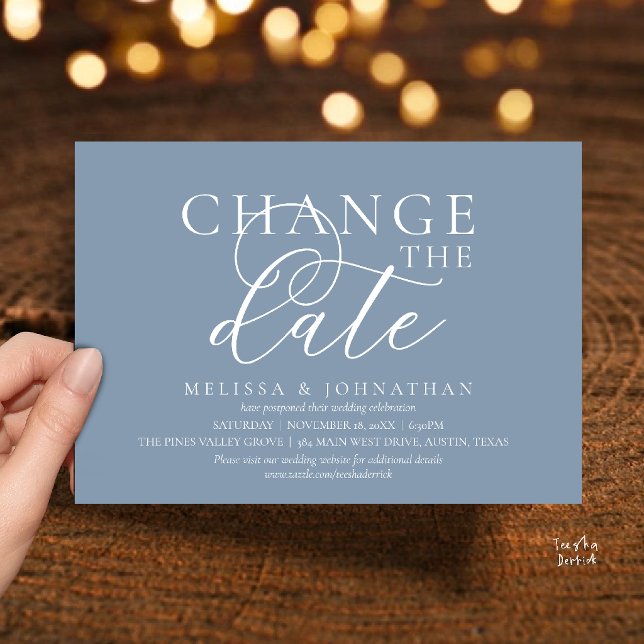 Stilvolle typografische Hochzeit verschieben Datum Einladung (Chic Typographic Wedding Postpone Postponement Change the date Invitation card in dusty blue)