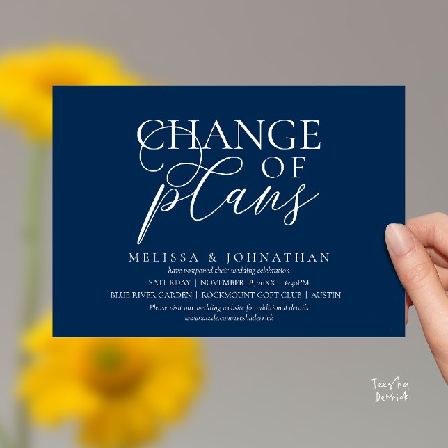 Stilvolle typografische Hochzeitsverschiebung Plan Einladung (Chic Typographic Wedding Postponement Change of plans Date Changed Invitation Card in Navy Blue)