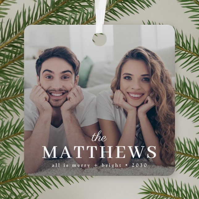 Stilvolle Weihnachten | Minimaler Fun Couple Foto Ornament Aus Metall (Modern custom couple photo ornament by Guava, perfect for couples, families and festive gifts)