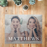 Stilvolle Weihnachten | Minimaler Name Fun Couple  Puzzle<br><div class="desc">Ein stilvolles, modernes Foto-Urlaubspuzzle mit Ihrem Nachnamen in klassischer Typografie gepaart mit einem handgeschriebenen Schriftart in Weiß über Ihr vollformatiges Foto. Ihr besonderes Foto wird in diesem einzigartigen, modernen und minimalen Design wunderschön aussehen. Ein lustiges, minimales Design, um sich von der Menge in dieser Weihnachtszeit abzuheben! Das abgebildete Bild dient...</div>