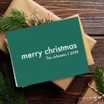 Stilvolle Weihnachten | Modernes Minimalistisches<br><div class="desc">Einfache, stilvolle "fröhliche Weihnachten" zitieren Grußkarte mit moderner Typografie in Weiß auf einem waldgrünen Hintergrund in einem minimalistischen "skandinavischen" Stil. Die Karte kann leicht mit Ihrem eigenen Urlaubsgruß, Familiennamen und Jahr personalisiert werden, um eine wirklich maßgeschneiderte Weihnachtskarte für die Festsaison zu machen! Die Insider-Nachricht "Wünscht euch eine wunderbare Weihnachtsfeier!" kann...</div>