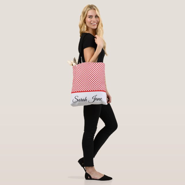 Stilvolle weiße und rote Polka-Punkte (Am Model)
