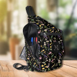 Stilvolle Wildblumen auf Black Crossbody Bag<br><div class="desc">Diese stilvolle Tragetasche zeichnet sich durch ein rundum zartes Muster an zarten Wildblumen aus und Ihr Monogramm beginnt vorne. Drei mit Reißverschluss ausgestattete Fächer können Ihre Schlüssel, Brieftasche, Telefon, Kamera und vieles mehr einfach aufbewahren. Tragen Sie ihn als Kreuz oder über einer Schulter und befestigen Sie den verstellbaren Gurt an...</div>