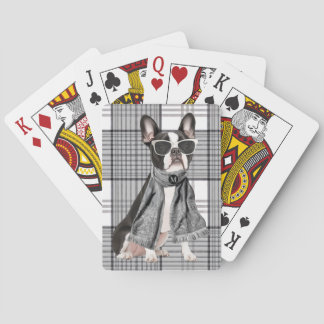 Stilvoller Boston-Terrier-Hund und kariertes Monog Spielkarten