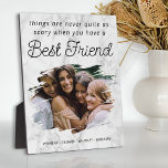 Stilvolles Best Friend BESTE FREUNDIN Foto Fotoplatte<br><div class="desc">Elegante beste Freundin Foto-Plakette mit einem Imitat Marmorhintergrund,  ein wertvolles Bild von Ihnen und Ihrem Freund in einem Pinselstrich-Effekt,  das niedliche Freundschafts-Sprichwort "Dinge sind nie ganz so beängstigend,  wenn Sie einen besten Freund haben",  und Ihre Namen unten.</div>