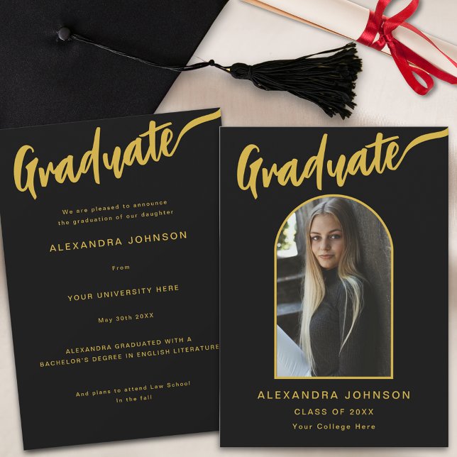 Stilvolles Black and Gold Script Graduate Foto Ankündigung (Minimalist black  and gold calligraphy script graduate photo arch Graduation announcement card)