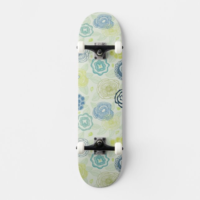 Stilvolles Blumenmuster mit niedlichen Blumen Skateboard (Vorderseite)