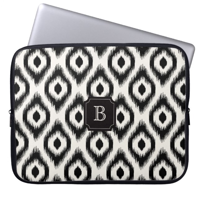 Stilvolles Chic Black Ivory Diamond Ikat Monogram Laptopschutzhülle (Vorderseite)