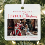 Stilvolles Elegant Red Merry Weihnachtsfamilie Fot Ornament Aus Metall<br><div class="desc">Lassen Sie sich von unserer stilvollen und zeitgenössischen personalisierten Foto-Dekoration verwöhnen. Ihr Familienname steht im Mittelpunkt der Bühne in zeitloser Typografie, schön ergänzt durch einen handgeschriebenen Schriftart in Weiß, das ganze Set gegen Ihr vollformatiges Foto. Dieses moderne und minimalistische Design sorgt für ein einzigartiges Foto, das Ihren Weihnachtsdekorationen eine Touch...</div>
