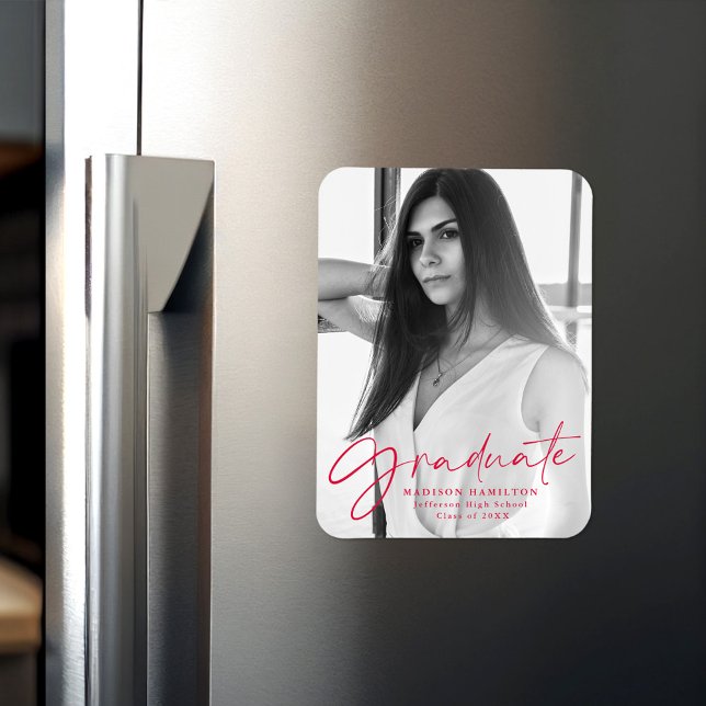 Stilvolles Foto für Red Script Abschluss Ankündigu Magnet (Von Creator hochgeladen)