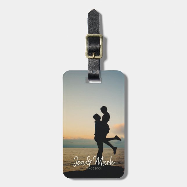 Stilvolles Foto. Name und Jahr Typografie. Gepäckanhänger (Vorderseite vertikal)