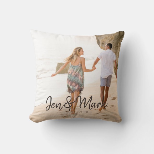 Stilvolles Foto. Name und Jahr Typografie. Kissen (Vorderseite)