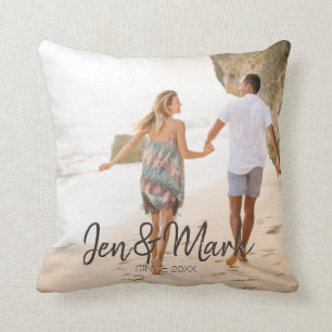 Stilvolles Foto. Name und Jahr Typografie. Kissen