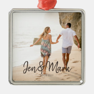 Stilvolles Foto. Name und Jahr Typografie. Ornament Aus Metall