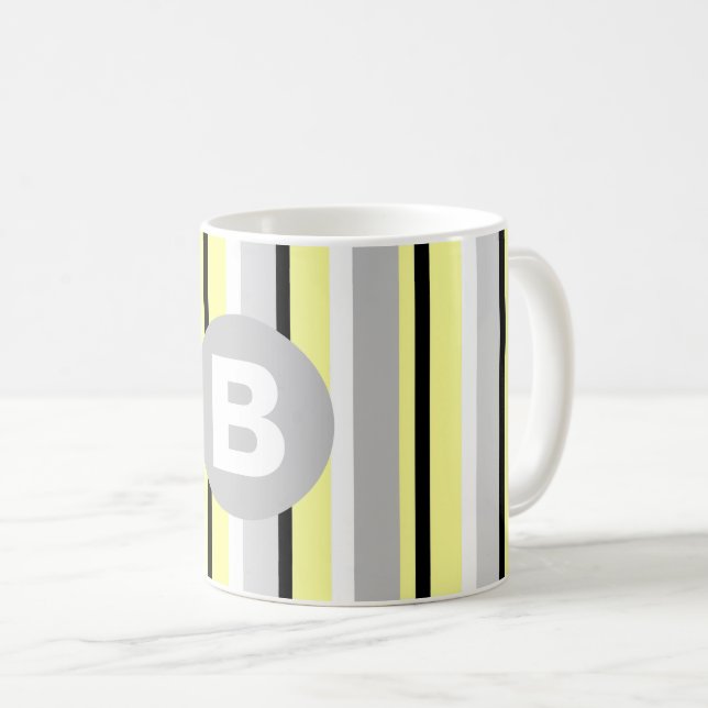 Stilvolles gelb und grau gestreiftes Monogramm Kaffeetasse (VorderseiteRechts)