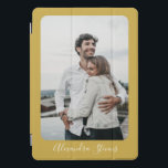 Stilvolles Gelbkalligrafie-Personalisiertes Foto iPad Pro Cover<br><div class="desc">Dieses personalisierte iPad Cover besticht durch ein modernes und elegantes Design mit einem individuell anpassbaren Foto an der Vorderseite, gerahmt durch einen warmen Senf-gelben Rahmen. Das Design wird durch elegante weiße Skripte für Ihren Namen oder Ihre Botschaft betont, was es zu einem einzigartigen und praktischen Accessoire macht. Ideal, um Ihr...</div>