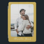 Stilvolles Gelbkalligrafie-Personalisiertes Foto iPad Pro Cover<br><div class="desc">Dieses personalisierte iPad Cover besticht durch ein modernes und elegantes Design mit einem individuell anpassbaren Foto an der Vorderseite, gerahmt durch einen warmen Senf-gelben Rahmen. Das Design wird durch elegante weiße Skripte für Ihren Namen oder Ihre Botschaft betont, was es zu einem einzigartigen und praktischen Accessoire macht. Ideal, um Ihr...</div>