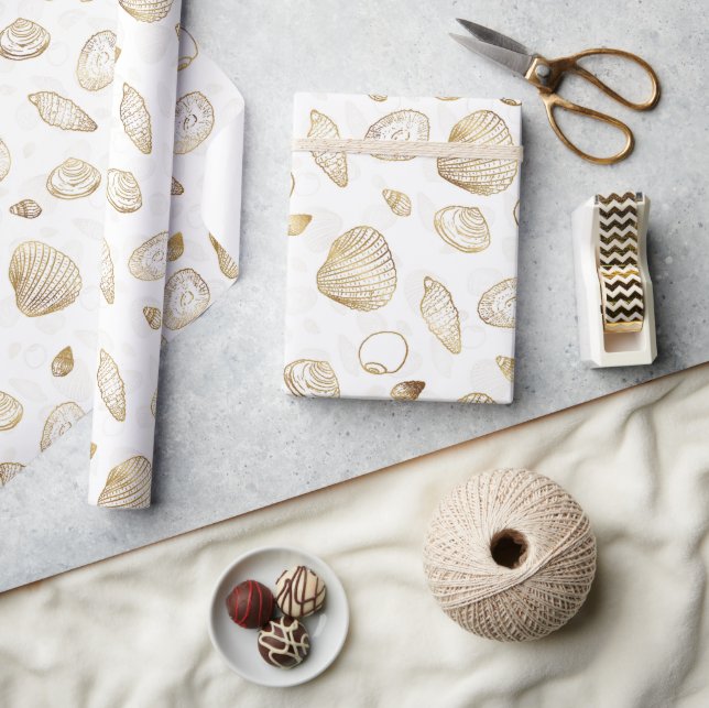 Stilvolles Gold White Seashells Muster Geschenkpapier (Kunsthandwerk)