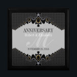 Stilvolles Graues Verziertes Hochzeitstipendium Geschenkbox<br><div class="desc">Einzigartige und stilvolle Fraktal-Kunstlace in dunkelgrau und schwarz plus Damast-Muster - Exquisite und elegante Brauchtum, Jubiläum oder Verlobung. Persönlich mit Namen, Jubiläumsdatum und Monogramm oder Zahlen - gemacht in eine wunderbare hölzerne Geschenkboxen, um Schmuck behalten, Schmuckkasten für Ihre speziellen Keepsakes. Schenken Sie sich ein wunderbares Geschenk - füllen Sie die...</div>
