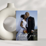 stilvolles handgeschriebenes Hochzeitsskript-Foto Dankeskarte<br><div class="desc">Ein doppelseitiges Dankeschön an Sie Hochzeitskarte mit einem wunderbaren Bild der neuen Weds und elegante handgeschriebene Skript. Personalisieren Sie Ihre eigenen Formulierungen und Ihr eigenes Foto.</div>