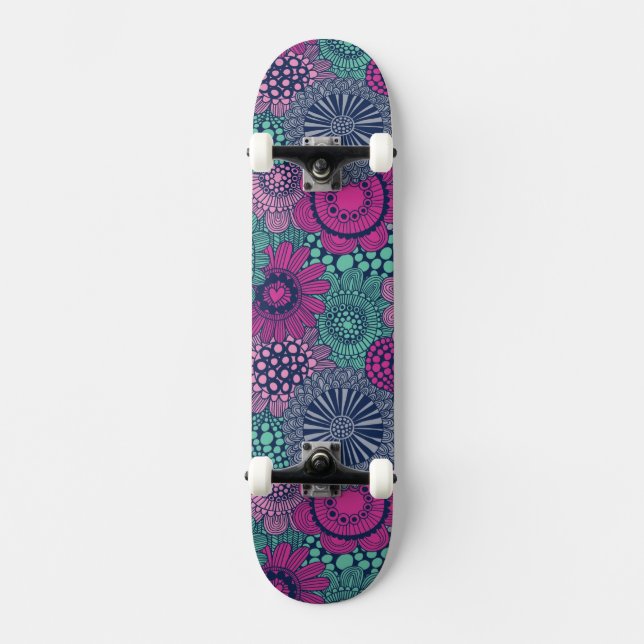 Stilvolles, helles Muster aus wunderschönen Blumen Skateboard (Vorderseite)