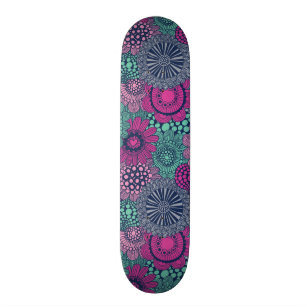 Stilvolles helles Muster der herrlichen Blumen Skateboard