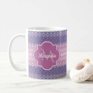Stilvolles lila Strickmuster mit Monogramm und Nam Tasse
