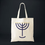Stilvolles Menorah Navy Gold Tragetasche<br><div class="desc">Stilvolle Menorah Navy Gold Tasche. Was für eine tolle Idee für Sukkot! Diese praktische Tasche verfügt über eine stilvolle Marine und Gold Menorah. Die goldene Menorah wird in der Bibel in Exodus 25:31 erwähnt ... es liest... Und du sollst einen Kerzenhalter aus reinem Gold machen: aus geschlagenem Werk wird der...</div>