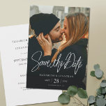 Stilvolles modernes Foto Save the Date Wedding Car<br><div class="desc">Dieses schlichte, stilvolle moderne Foto Save the Date eine Hochzeitskarte mit knalligem, weißem Text und einer schicken "Save the Date" Nachricht über Ihren Namen, Datum und Hochzeitsort. Die Standardform ist eine scharfe Ecke, aber dieses Design sieht auch gut aus mit abgerundeten Ecken, also versuchen Sie beide im Editiermodus zu sehen,...</div>