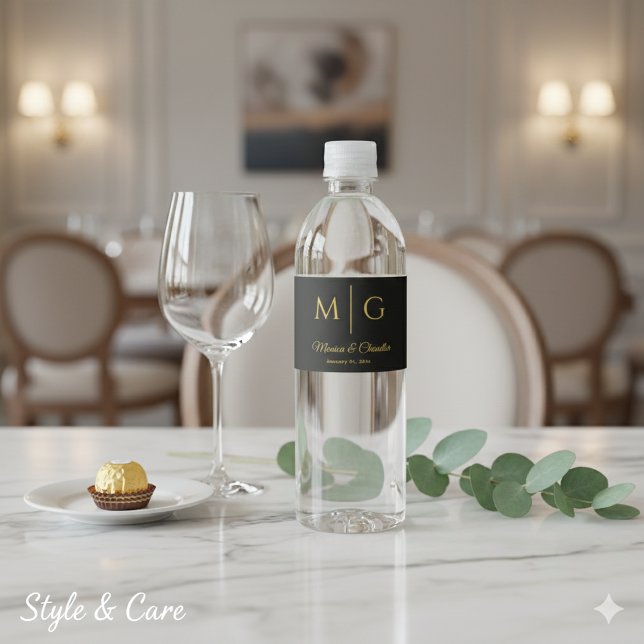 Stilvolles Monogramm mit Paarnamen Schwarz Wasserflaschenetikett (Stylish Monogram With Couple Name Black Water Bottle Label)