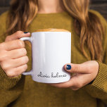 Stilvolles Monogramm | Modernes Minimalistisches W Kaffeetasse<br><div class="desc">Ein einfaches,  benutzerdefiniertes Monogramm-Design in einer informellen,  lässigen,  handgeschriebenen Schrifttyp in auffallendem einfarbigem Schwarzweiß. Das Monogramm kann leicht personalisiert sein,  um ein Design so einzigartig wie Sie sind zu machen! Das perfekte trendige Geschenk oder Accessoire für jeden Anlass.</div>