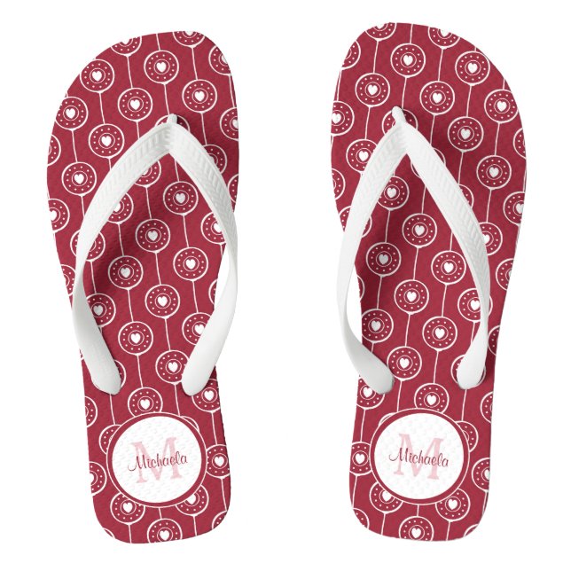 Stilvolles Monogramm Rotes und Weißes Herz mit Nam Flip Flops (Fußbett)