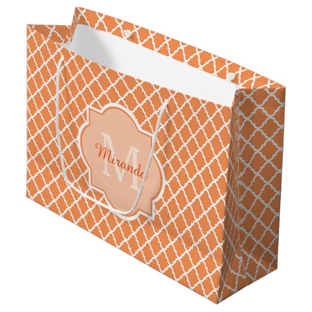 Stilvolles orange Quatrefoil Monogramm mit Namen Große Geschenktüte (Vorderseite Schrägansicht)