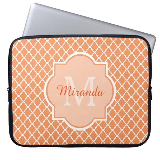 Stilvolles Orange Quatrefolienmonogramm mit Name Laptopschutzhülle (Vorderseite)