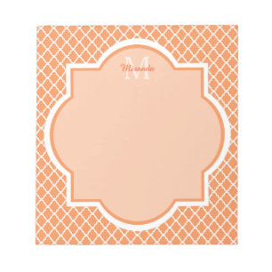 Stilvolles orangefarbenes Vierblatt-Monogramm mit Notizblock