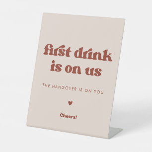 Stilvolles Retro Peach Pink Erstes Getränk ist auf Sockelschild