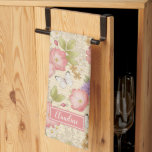 Stilvolles rosa Botanisches Blumenmuster Geschirrtuch<br><div class="desc">Ein hübsches Vintages Blumenmuster,  das mit Ihrem Namen personalisiert ist,  schmückt dieses Küchentuch. Personalisieren Sie es für ein Geschenk. Gutes Geschenk für den Muttertag,  Freunde,  Weihnachtsgeschenke oder einfach nur weil. Entworfen für Sie von BlackBerry Boulevard.</div>