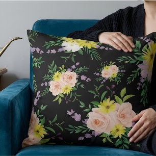 Stilvolles rosa und gelbes Blumenmuster auf schwar Kissen