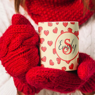 Stilvolles Rotes Herzmuster auf beige mit Monogram Kaffeetasse
