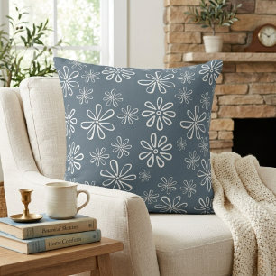 Stilvolles Schieferblau und Weiß Floral Kissen