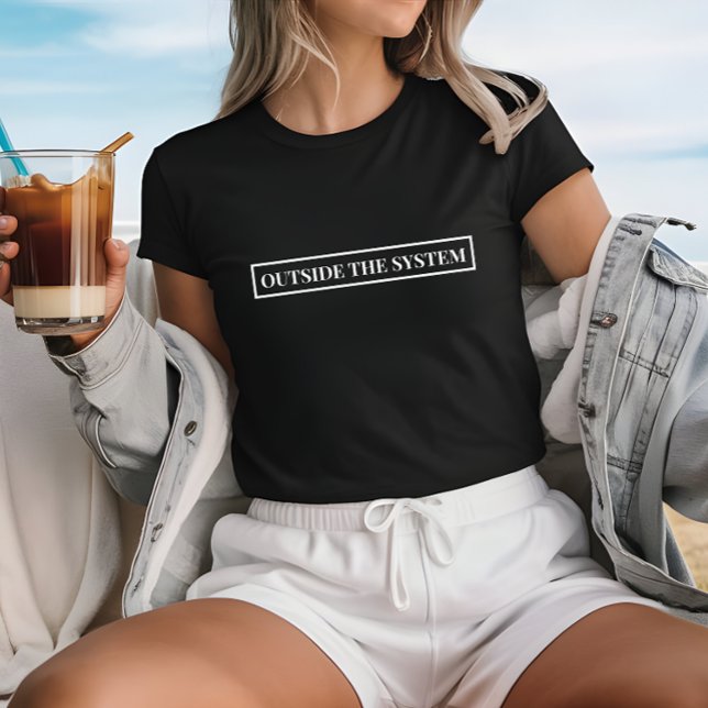 Stilvolles Schwarz im Freien - das Slogan T-Shirt (Stylish Black Outside The System Slogan T-Shirt)