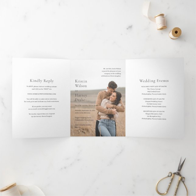 Stilvolles Schwarz-Weiß-Foto Moderne Hochzeit Dreifach Gefaltete Einladung (Innenseite)