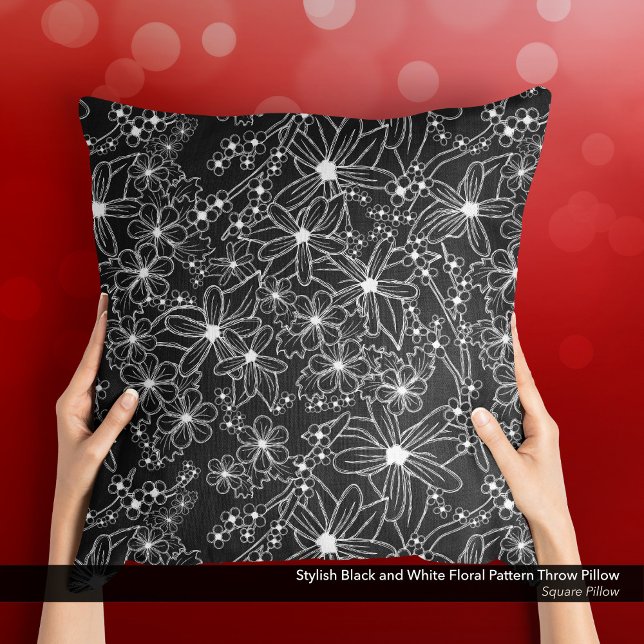 Stilvolles Schwarz-Weiß-Muster Kissen (Stylish Black and White Floral Pattern Throw Pillow with a Sketch-Like Hand-Drawn Feel.)